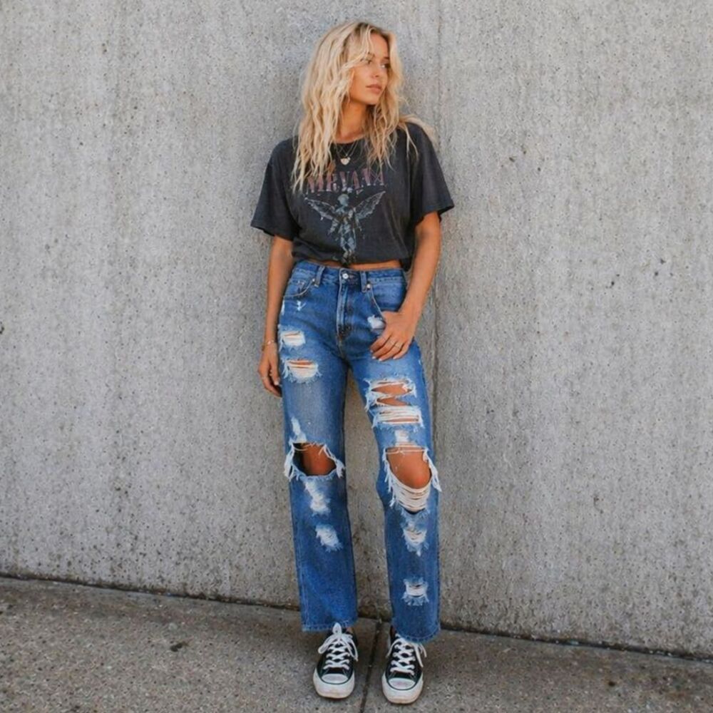 American Eagle High Rise Mom Jeans Distressed Ripped Size 2 Medium Blue